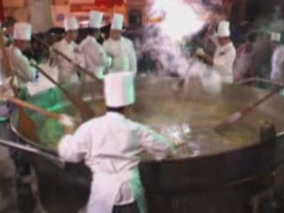  Birgu:  マルタ:  
 
 World\'s largest cooking pot at Birgufest